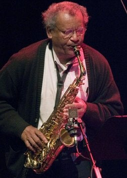 Anthony Braxton, durante su actuación en la Sala de Cámara del Kursaal. /J. ETXEZARRETA / EFE/