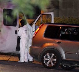Guardias civiles inspeccionan el cementerio de Berango, donde se halló un 'buzón' de ETA. /EFE/