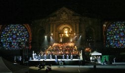 El escenario al aire libre instalado frente a la fachada de la basílica donde se desarrolló el musical con los actores y el coro. / FOTOS JOSE MARI LÓPEZ/