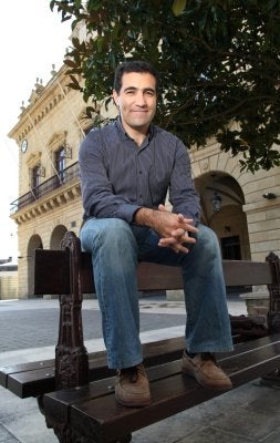 Iñaki posa ante la Casa Consistorial, espacio en el que mete muchas horas. /FERNANDO DE LA HERA/