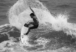Aritz Aranburu, durante una sesión de 'entrenos' en Hossegor. /EFE/