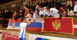 ILUSIONADOS. Los jugadores arrateanos mostraron una gran alegría cuando eliminaron al Kolubara Lazarevac. /ASKASIBAR/