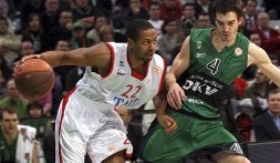 Pau Ribas defiende la posición de Mustafa Shakur. /EFE/