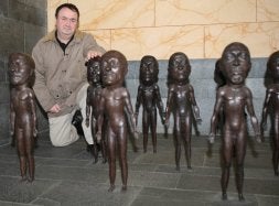 Joseba Lakarra, con el grupo escultórico 'Mutantes', de Koko Rico, instalado en la biblioteca. /E.. ARGOTE/