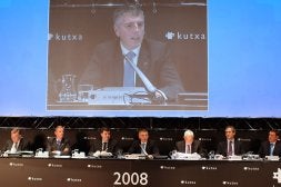 La dirección de Kutxa presidió la Asamblea que votó ayer en contra del proyecto de fusión entre Kutxa y BBK. /MIKEL FRAILE/