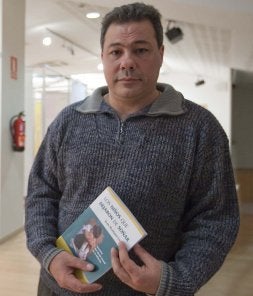 Joan Montané, con el libro que presentó en Donostia. /USOZ/