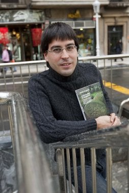 El autor, en Donostia, con un ejemplar de . /USOZ/