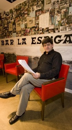En el reservado de La Espiga con la obra de Laborde de fondo. /APREA/