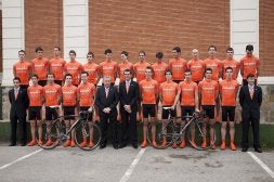 Euskaltel-Euskadi aprovechó su primer entrenamiento conjunto de 2009 para estrenar la nueva ropa de carretera que llevará el equipo. /USOZ/
