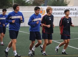 Mikel Abaroa, Xabier Garalde, Asier Iriondo y Eriz Rivera, en un entrenamiento. /FÉLIX MORQUECHO/