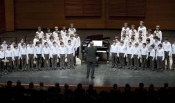 Un momento del concierto en el que actuaron juntas las voces de los Cantores de Viena y las de la Escolanía del Easo. /USOZ/