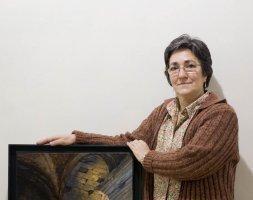 Clara Gangutia posa con una de sus obras en Ekain. /DAVID APREA/