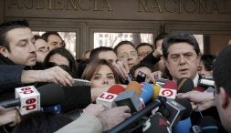 La portavoz parlamentaria del PP, Soraya Sáenz de Santamaría, y el ex ministro Federico Trillo, atienden a los periodistas. /EFE/