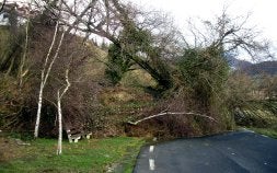 Una avalancha corta el paso hacia Santa Bárbara en Aikur. /AGUADO/