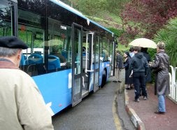 Usuarios del Hiribus suben al autobús en la clínica Asunción. /KLISK/