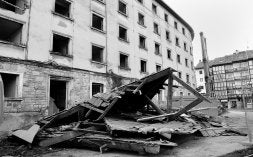 El derribo de las casas de la Cofradía se prolongará por cerca de dos semanas