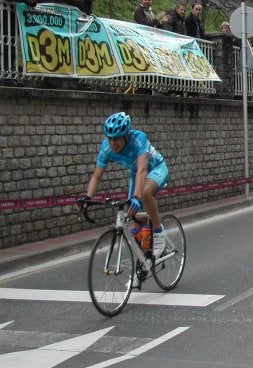 Mikel Landa entrando como vencedor, y ganadores de los distintos premios. /ISASTI/