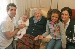 María, con sus biznietos Ander y Naroa y sus nietos Iosu y Miriam. /JUANJO AYGÜES/