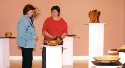 Lurdes Ulazia y Ana Santiago montaron ayer la exposición en la casa de cultura Zelai Arizti. /ARESTI/