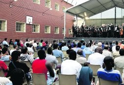 Reclusos del penal de Basauri siguen un concierto de música. / EFE/