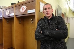 Imanol Harinordoquy, junto a su taquilla del vestuario del Biarritz. /LUSA/