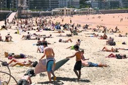 El hambre de sol y de playa tras un duro inicio de año se notó ayer con el buen tiempo, que animó a acudir a las playas. /USOZ/