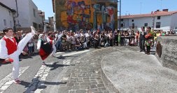 La esposa y la hija, junto a la placa de la plaza dedicada a Laboa, en la parte trasera del frontón. /MIKEL FRAILE/