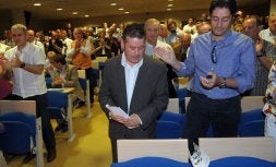 Iñaki Galdos y Pello González en la reunión celebrada el pasado sábado en San Sebastián para dar a conocer las conclusiones del proceso de reflexión interna Suspertu. /JOSE MARI LÓPEZ/