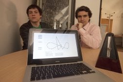 Jon Unibaso y Josan Aramaio, creadores de , la máquina del futuro. /USOZ/