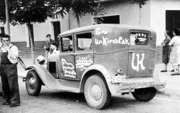 Demostraciones populares de apoyo al Urki, con este coche pintado./