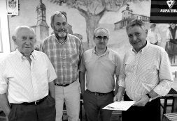 Ex presidentes de EA en Eibar, presentando su pase a Alkarbide. /FELIX MORQUECHO/