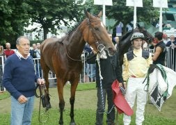 'Gatz, en el paddock junto a Jorge Horcajada tras ganar una carrera en 2008. /LUSA/
