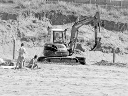 Una excavadora trabajando en la zona dunar, donde los temporales han hecho daño. /ETXEBERRIA/