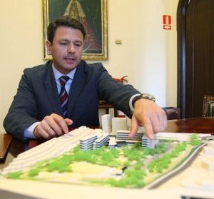 El alcalde, con la maqueta para el proyecto de Arbes. /F. DE LA HERA/