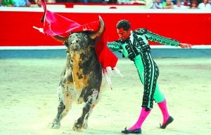 Un pase de pecho de Luis Bolívar al salinero 'Ardiente', un buen toro de La Dehesilla. /MORQUECHO/