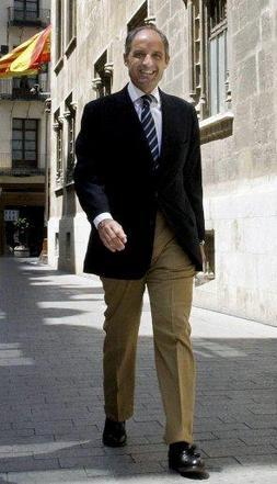 Camps, a su llegada ayer a la Generalitat valenciana. /EFE/