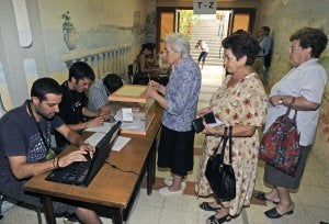 Tres vecinas de Arenys de Munt votan en una mesa. /EFE/