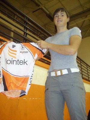 La ciclista muestra el nuevo maillot que lucirá próximamente. /E.A./