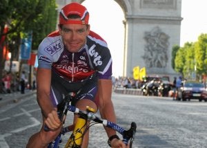 El fichaje de Cadel Evans le permitirá al equipo BMC correr el Tour de Francia. /AFP/