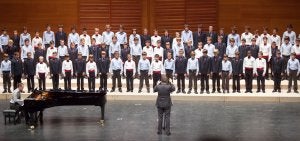En la parte final del concierto del Kursaal las tres escolanías se unieron para entonar un repertorio común. /USOZ/