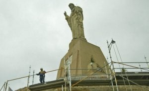 Imagen del Sagrado Corazón de Urgull durante la rehabilitación de las murallas del castillo. /LUSA/