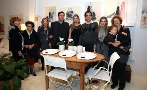 Adriana Ibargoyen rodeada de sus familiares en la tienda de decoración. /FRAILE/