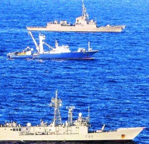 El 'Alakrana' navega rumbo a Seychelles escoltado por las fragatas 'Canarias' y Méndez Núñez'. /EFE/