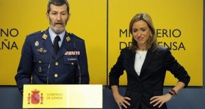 José Julio Rodríguez, jefe del Estado Mayor de la Defensa, junto a la ministra Carme Chacón. /AFP/