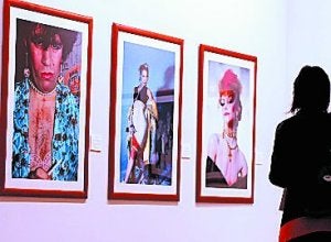 El fotógrafo de la movida lleva su optimismo al centro cultural Okendo