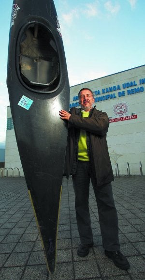 Javier posa con una piragua en su medio natural, en el pabellón de Santiagotarrak. ::
F. DE LA HERA/