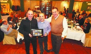 Reencuentro. Xabier Otaegi, José Ignazio Ansorena y Txema Vitoria agradecieron con una comida a todos aquellos que les han ayudado en su andadura televisiva en ETB. :: LUSA/
