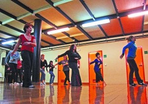 Danza africana. Es la parte más lúdica de la Escuela del Empoderamiento. Los pasos del baile son iguales para mujeres y hombres. ::
KLISK/