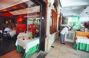 Con y sin humos. Koldo Lasa acometió importantes obras para acondicionar su restaurante de Bergara. A la derecha, el cuadro de control del sistema de extracción y aire acondicionado. :: MORQUECHO/