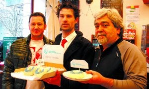 Iñigo Codó, Néstor Rebollo y Bittor Cruz, sostienen los bollos bañados de azul y blanco. :: M.L./